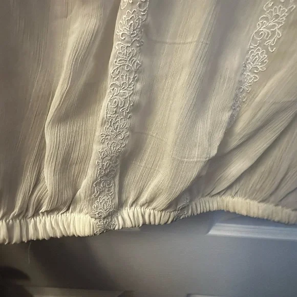 White, flirty and fun! - Picture 3 of 5